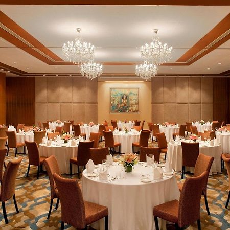 Radisson Blu Plaza Hotel Hyderabad Banjara Hills Restaurant bilde The ballroom