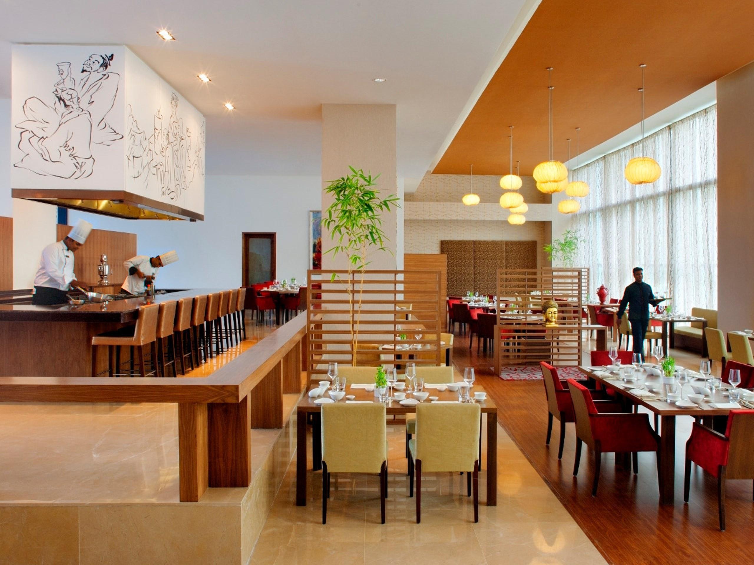 Radisson Blu Plaza Hotel Hyderabad Banjara Hills Eksteriør bilde The restaurant