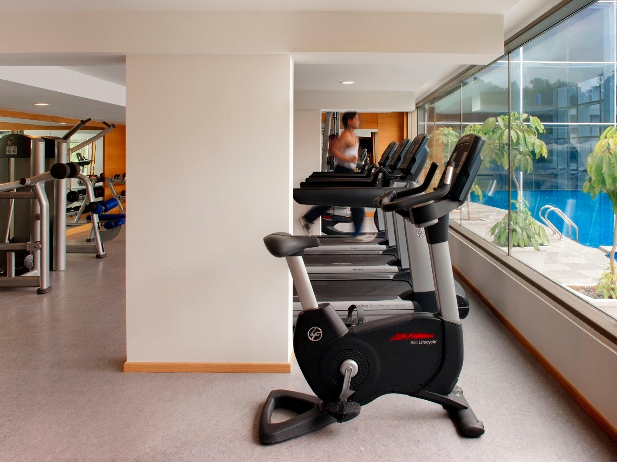 Radisson Blu Plaza Hotel Hyderabad Banjara Hills Eksteriør bilde A Life Fitness 95c recumbent bike
