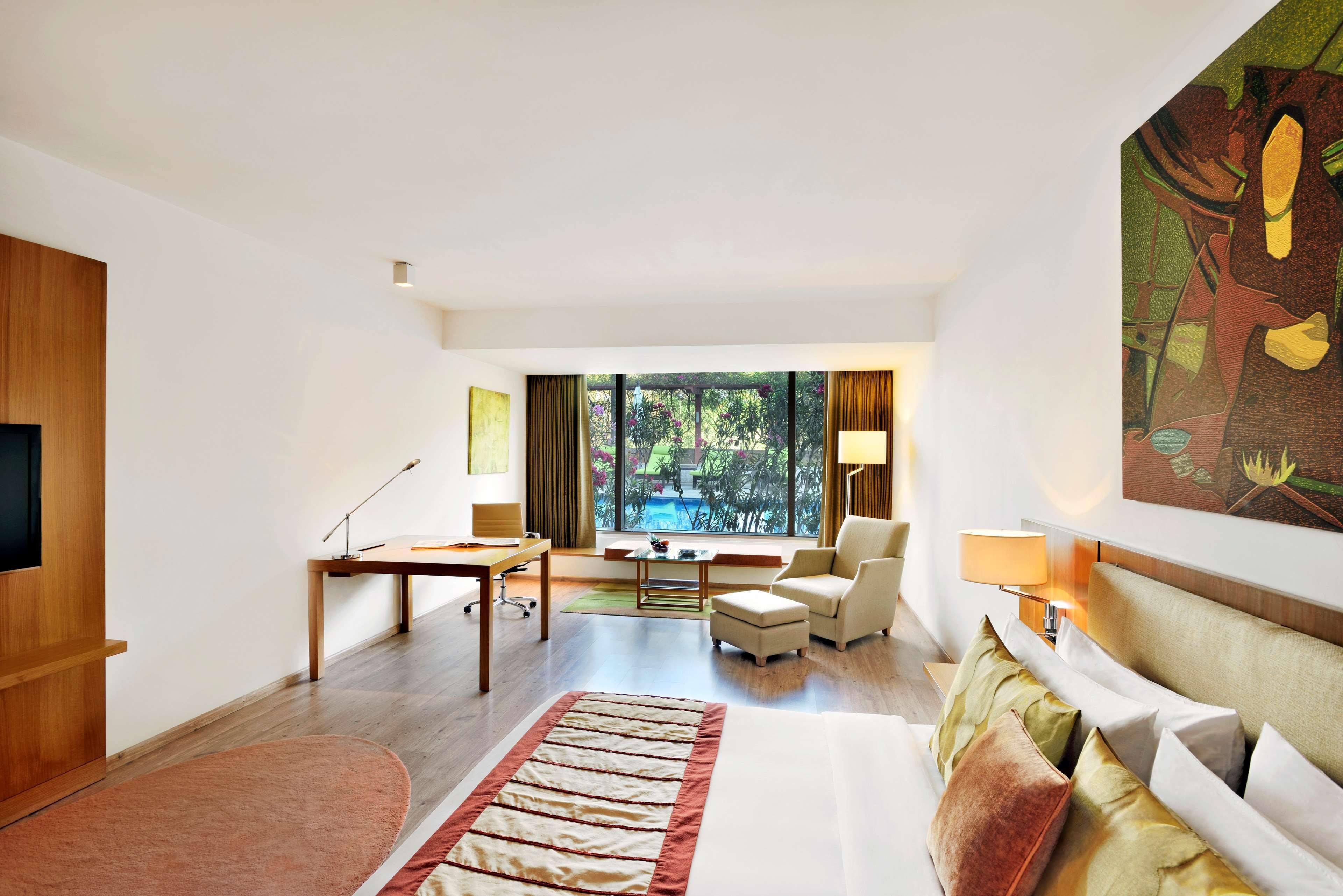 Radisson Blu Plaza Hotel Hyderabad Banjara Hills Eksteriør bilde A room at the Oberoi Mumbai