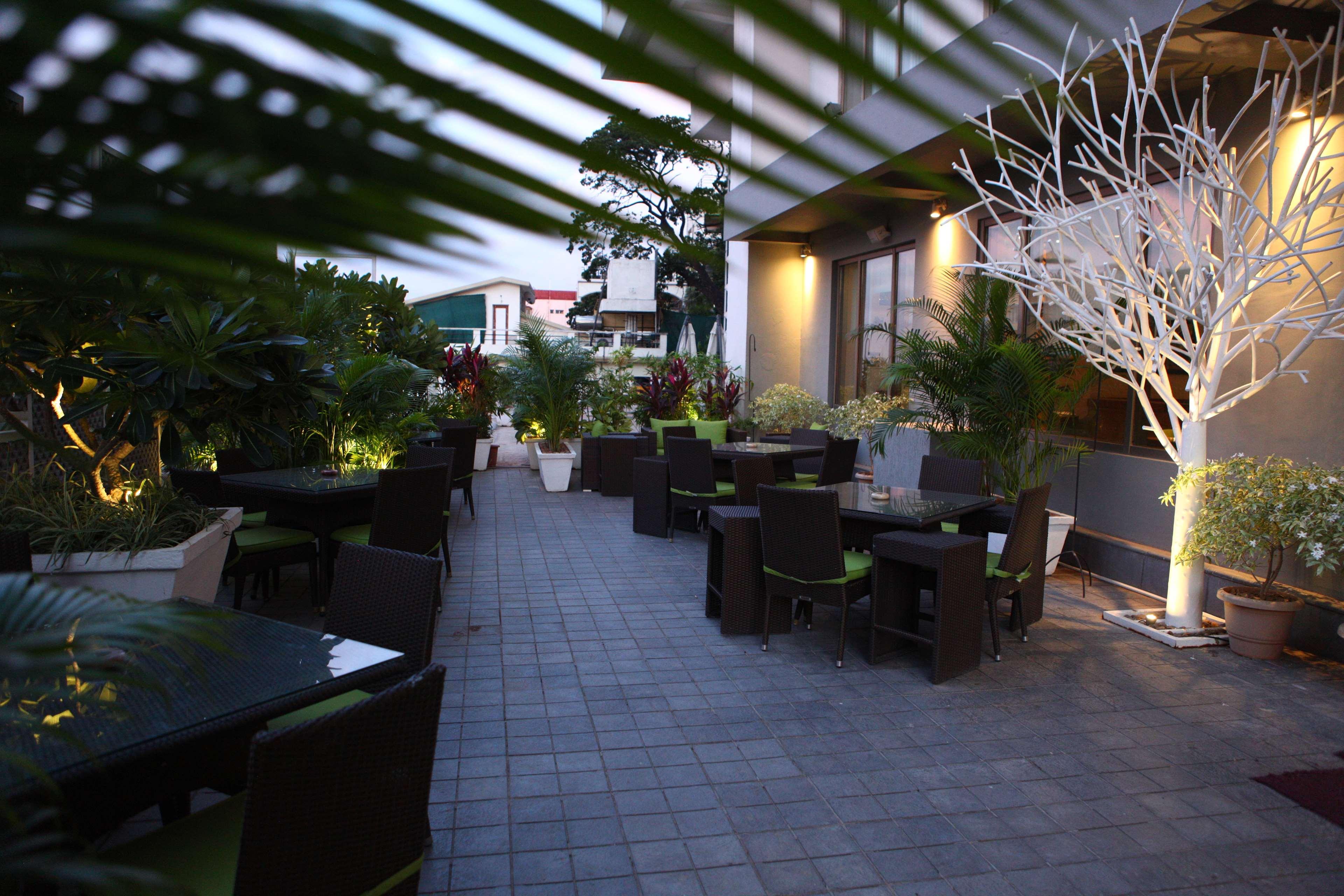 Radisson Blu Plaza Hotel Hyderabad Banjara Hills Eksteriør bilde The outdoor terrace at the hotel
