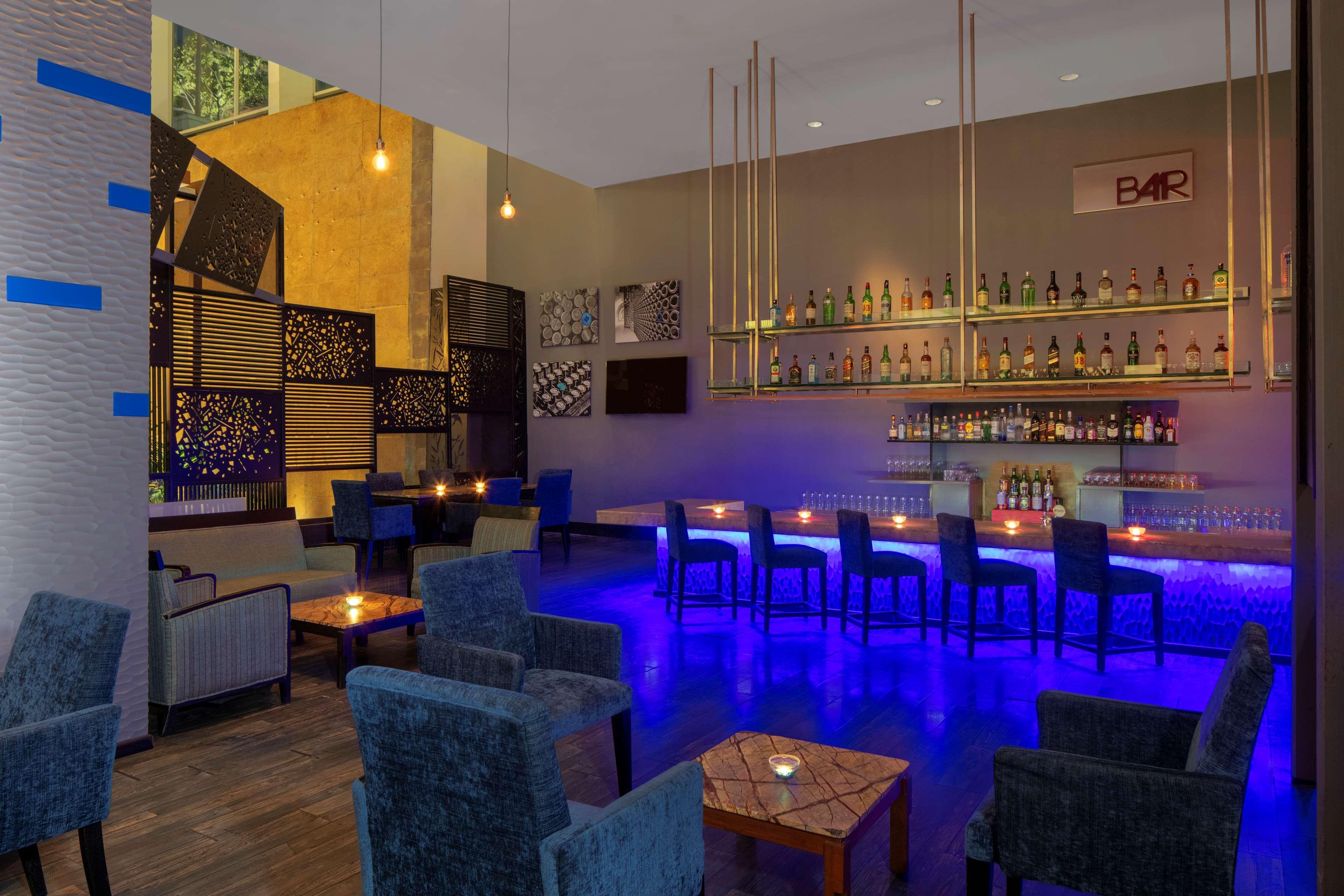 Radisson Blu Plaza Hotel Hyderabad Banjara Hills Eksteriør bilde The bar at the hotel
