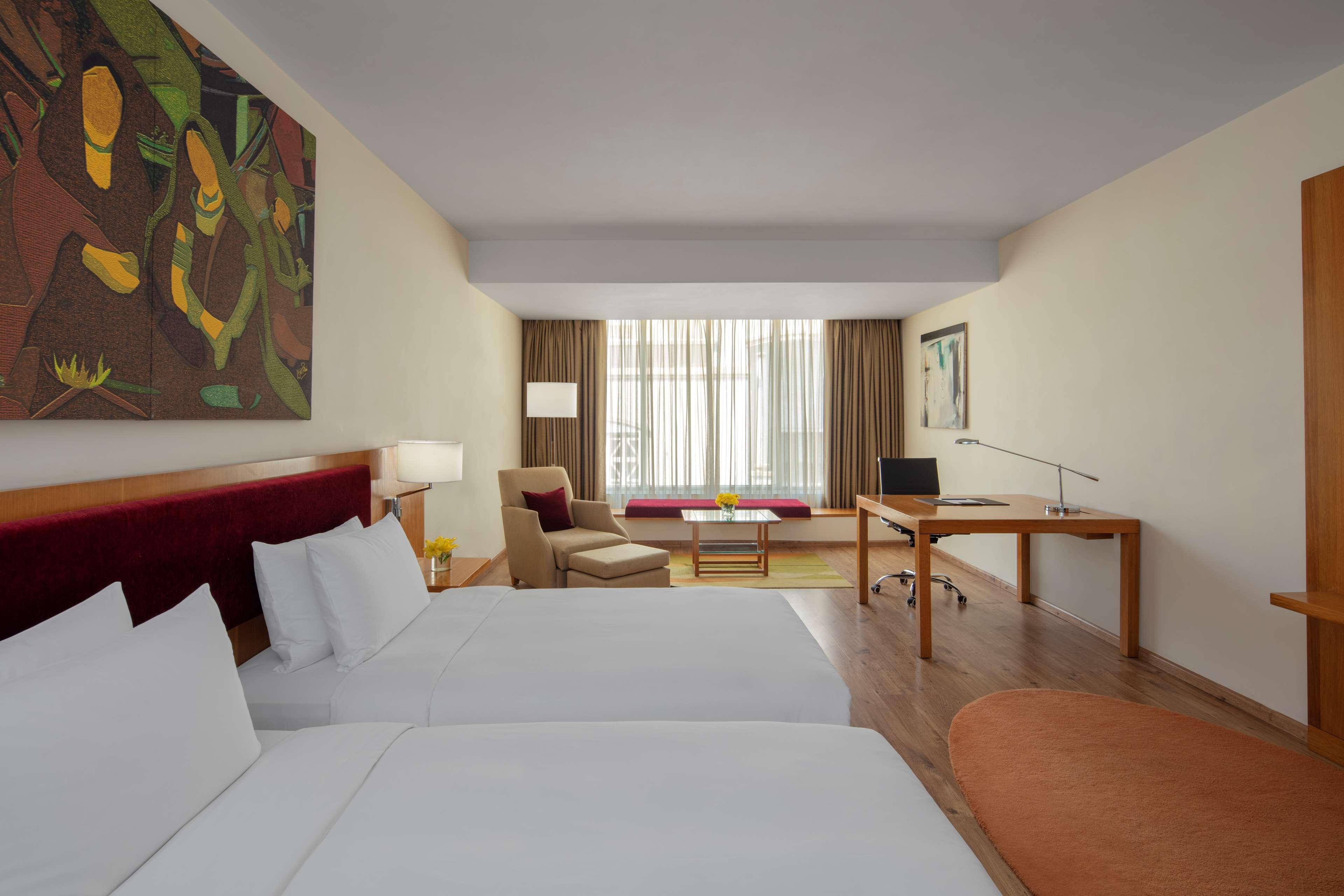 Radisson Blu Plaza Hotel Hyderabad Banjara Hills Eksteriør bilde A room at the hotel