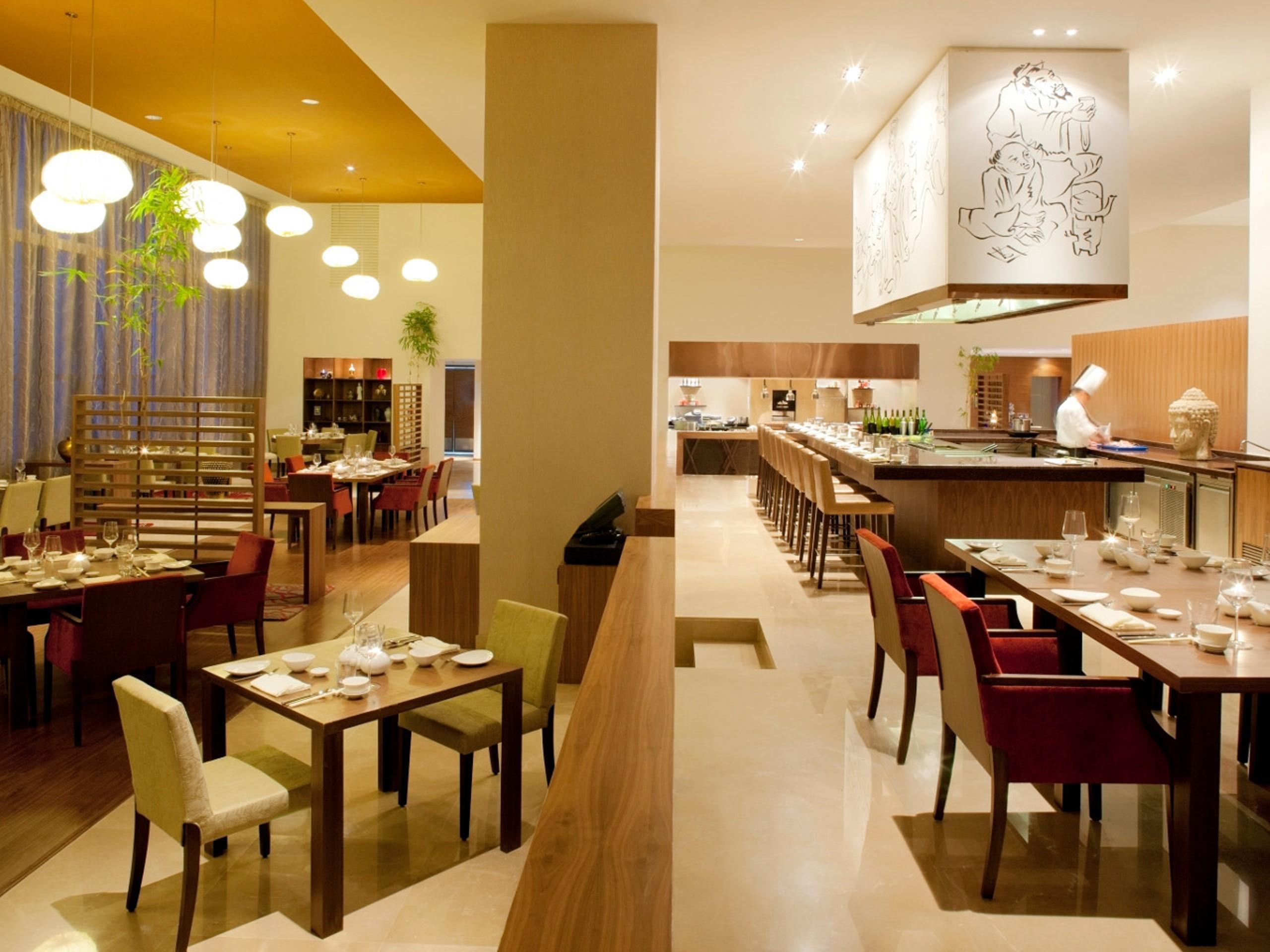 Radisson Blu Plaza Hotel Hyderabad Banjara Hills Eksteriør bilde The restaurant