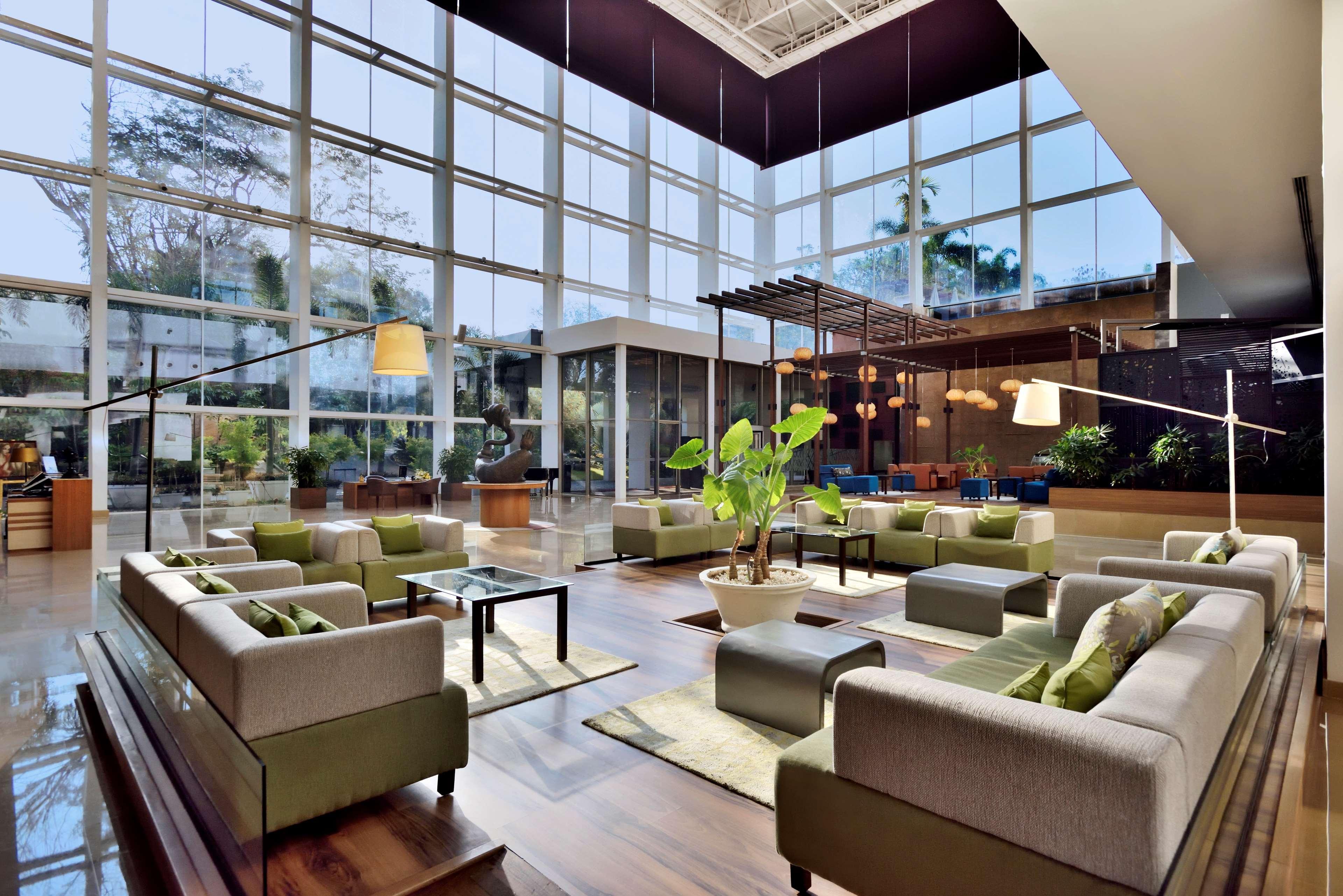 Radisson Blu Plaza Hotel Hyderabad Banjara Hills Eksteriør bilde Lobby