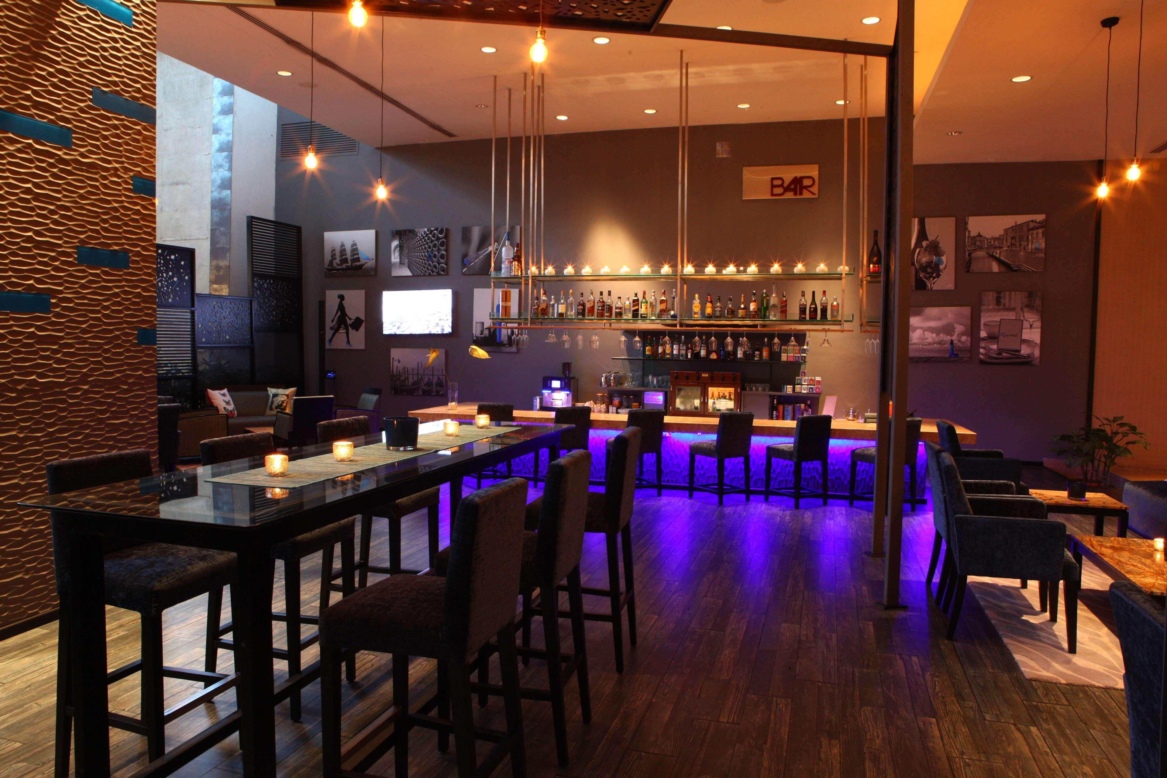 Radisson Blu Plaza Hotel Hyderabad Banjara Hills Eksteriør bilde The bar at the hotel