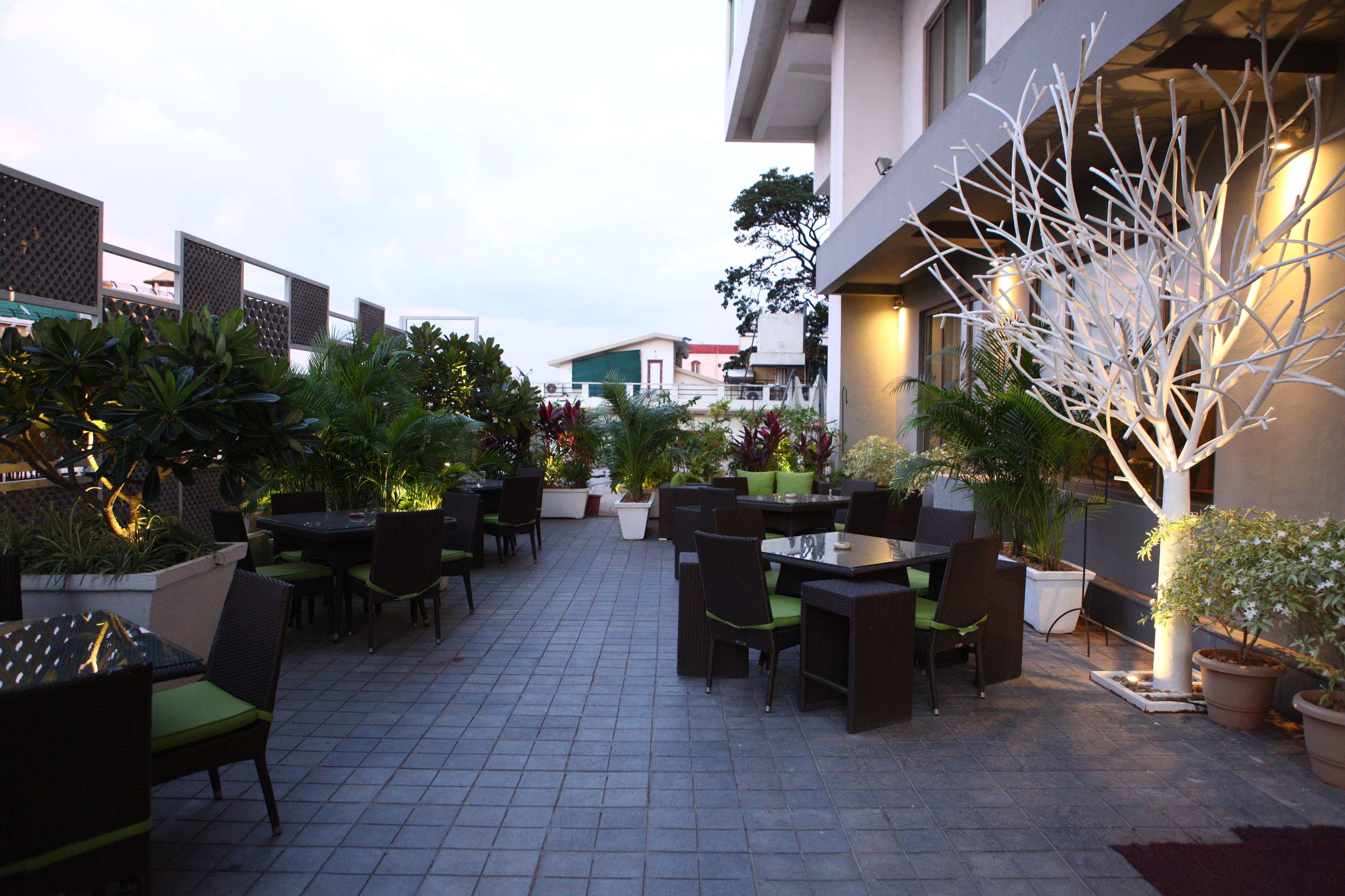 Radisson Blu Plaza Hotel Hyderabad Banjara Hills Eksteriør bilde The Terrace at the Park