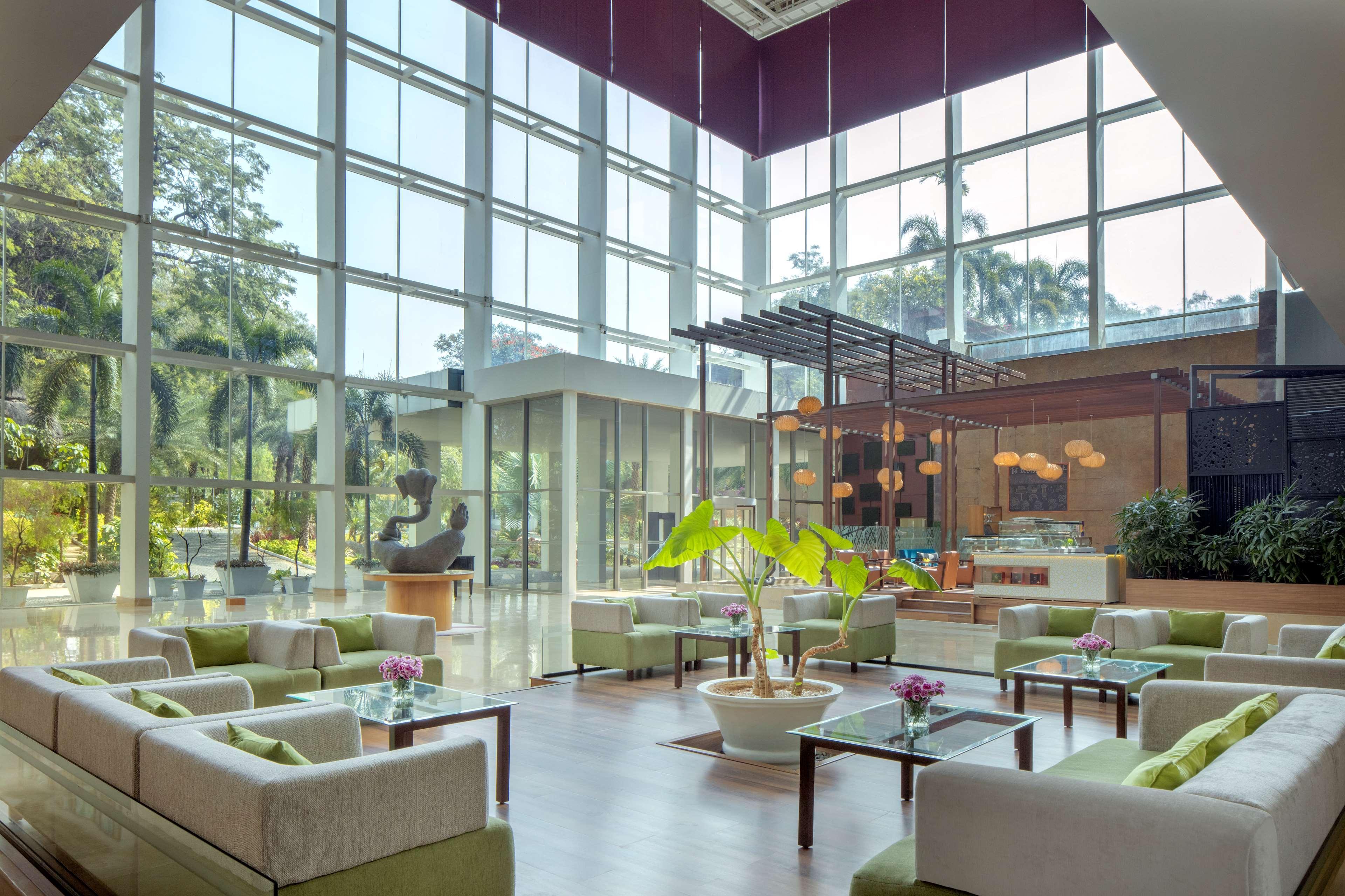 Radisson Blu Plaza Hotel Hyderabad Banjara Hills Eksteriør bilde Lobby