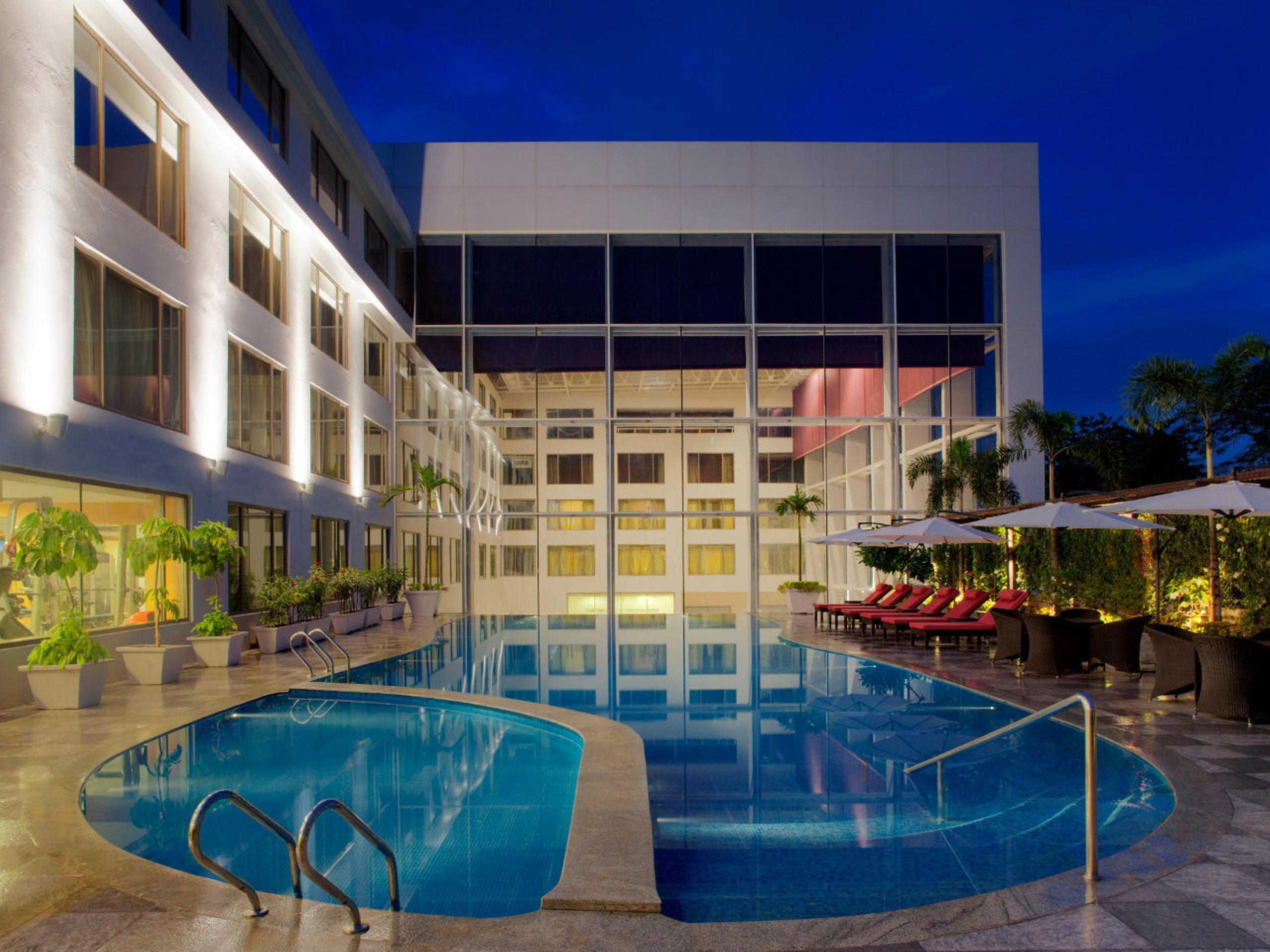 Radisson Blu Plaza Hotel Hyderabad Banjara Hills Eksteriør bilde The swimming pool at the hotel