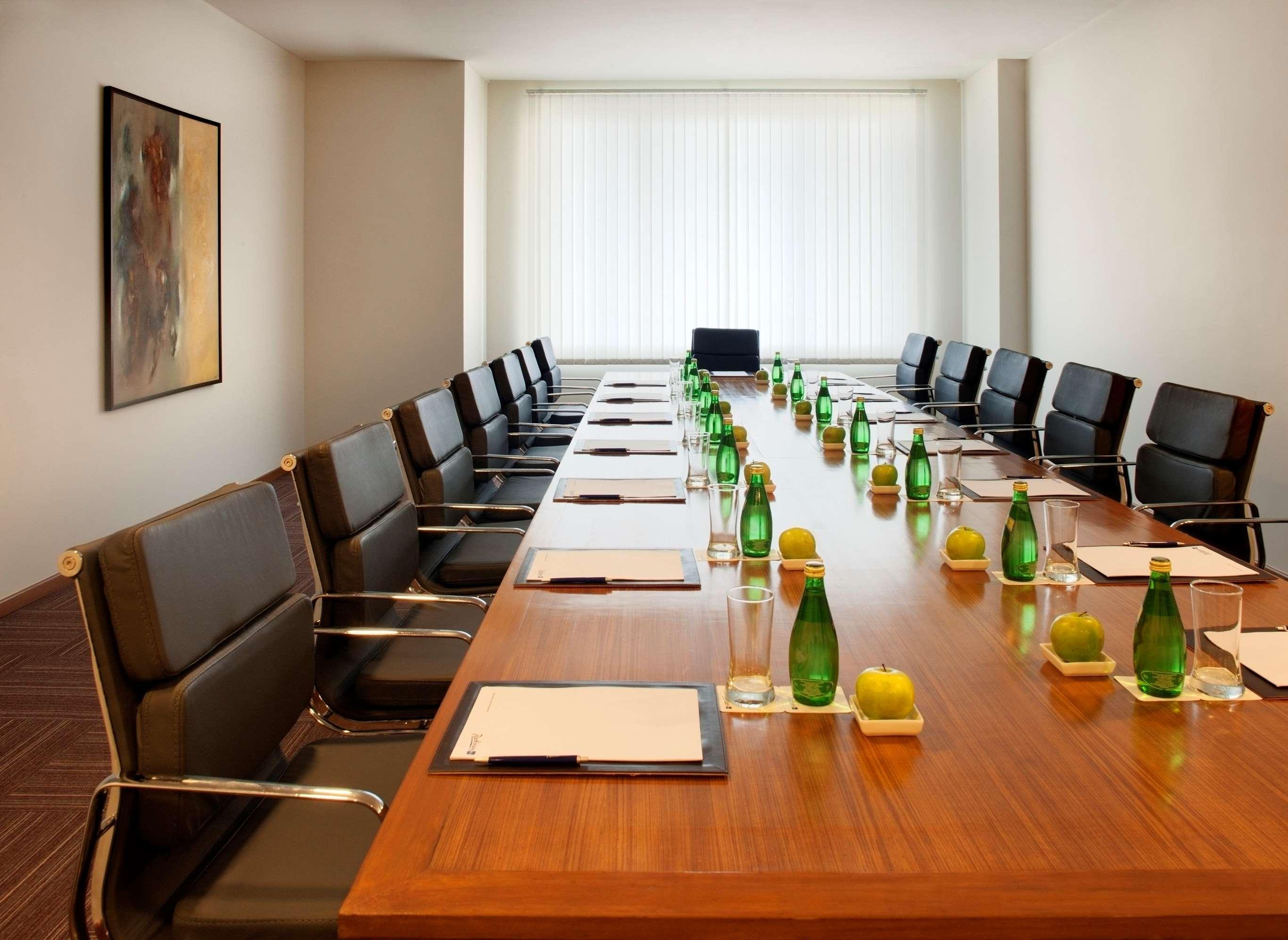 Radisson Blu Plaza Hotel Hyderabad Banjara Hills Business bilde A boardroom