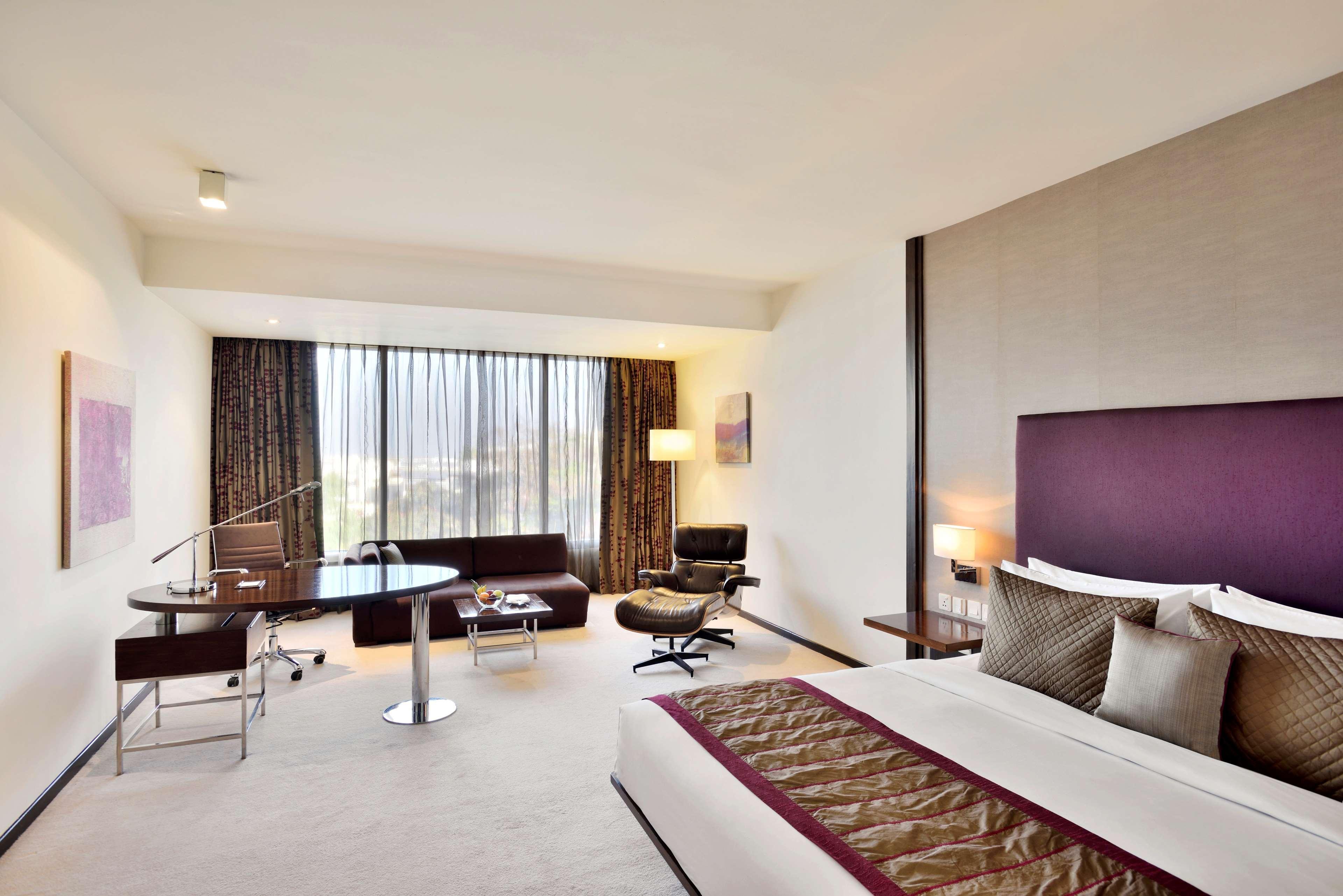 Radisson Blu Plaza Hotel Hyderabad Banjara Hills Eksteriør bilde A room at the Park Hyatt Hyderabad