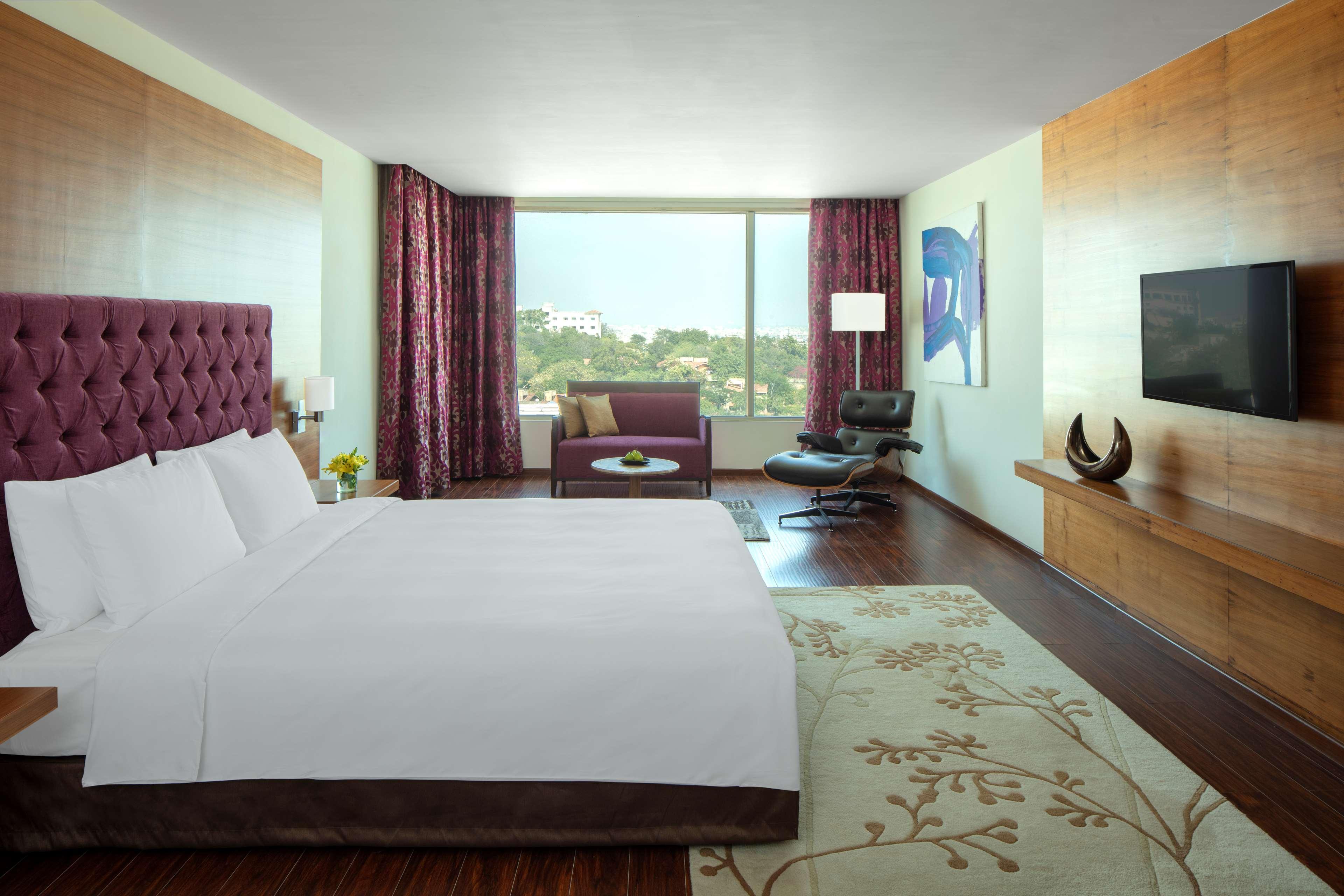 Radisson Blu Plaza Hotel Hyderabad Banjara Hills Eksteriør bilde Deluxe Room
