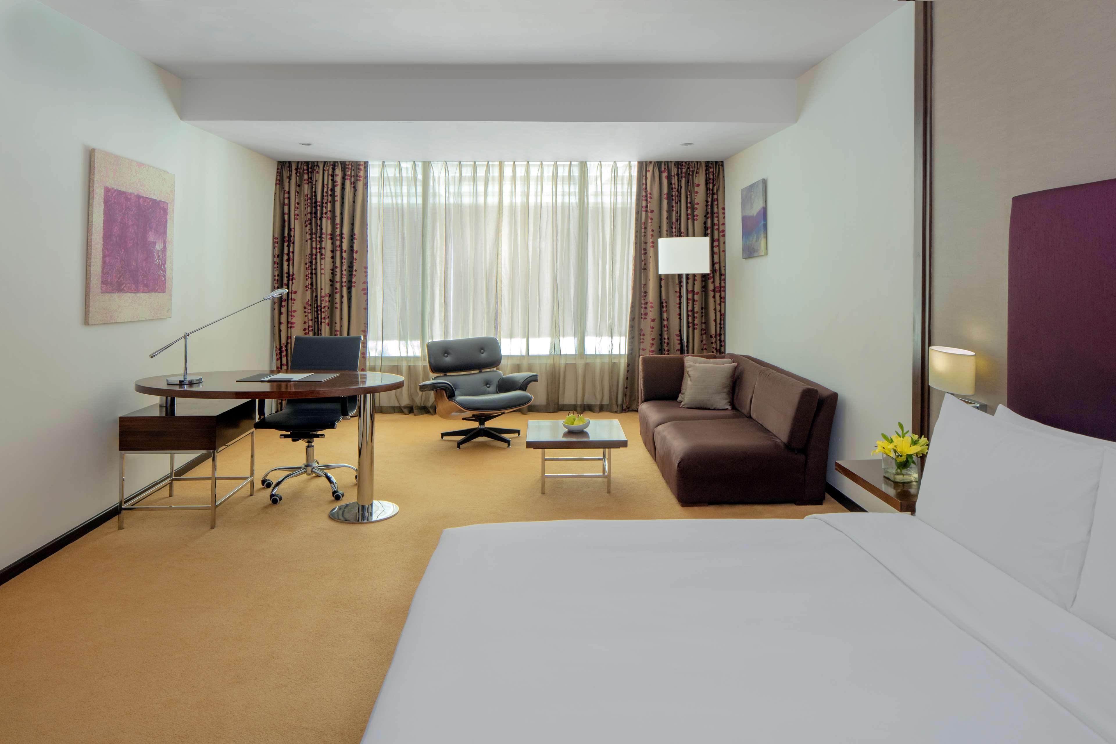 Radisson Blu Plaza Hotel Hyderabad Banjara Hills Eksteriør bilde A room at the hotel