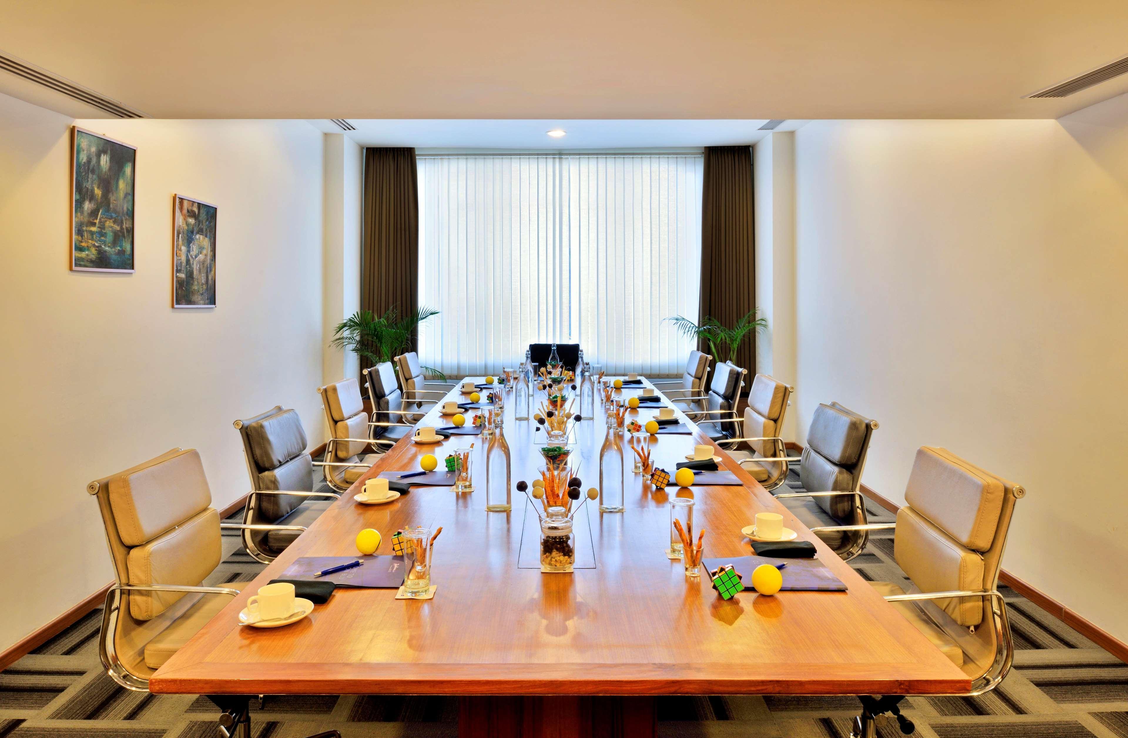 Radisson Blu Plaza Hotel Hyderabad Banjara Hills Eksteriør bilde Meeting room
