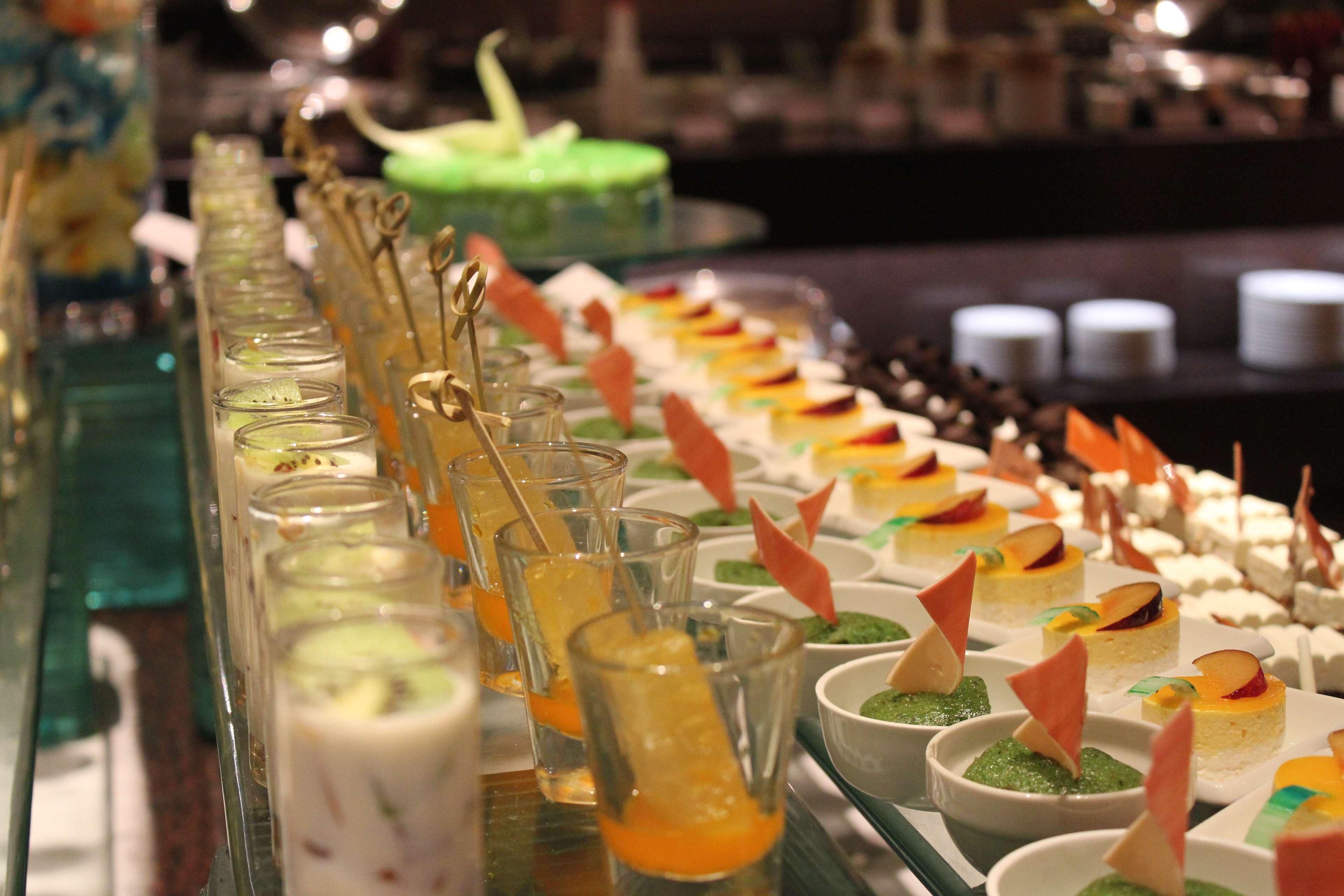 Radisson Blu Plaza Hotel Hyderabad Banjara Hills Eksteriør bilde Canapés
