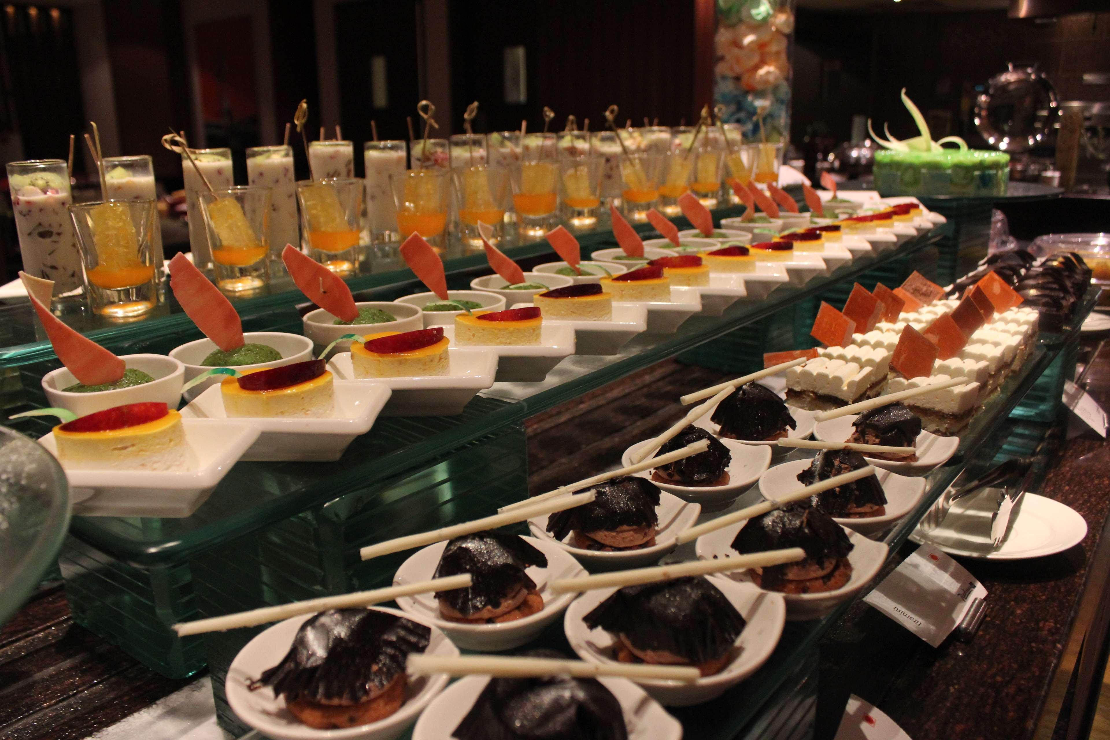 Radisson Blu Plaza Hotel Hyderabad Banjara Hills Eksteriør bilde A dessert buffet