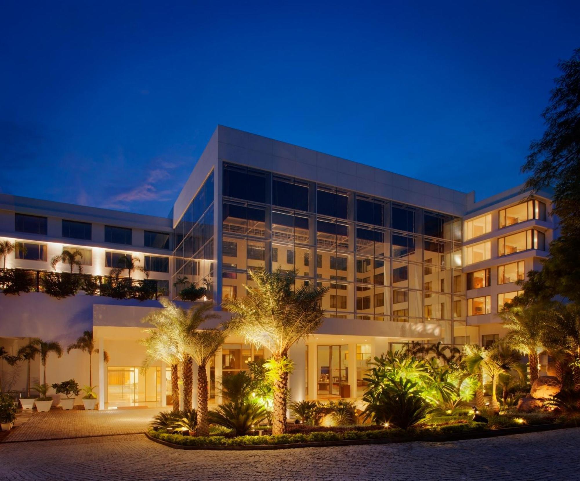 Radisson Blu Plaza Hotel Hyderabad Banjara Hills Eksteriør bilde The hotel at night