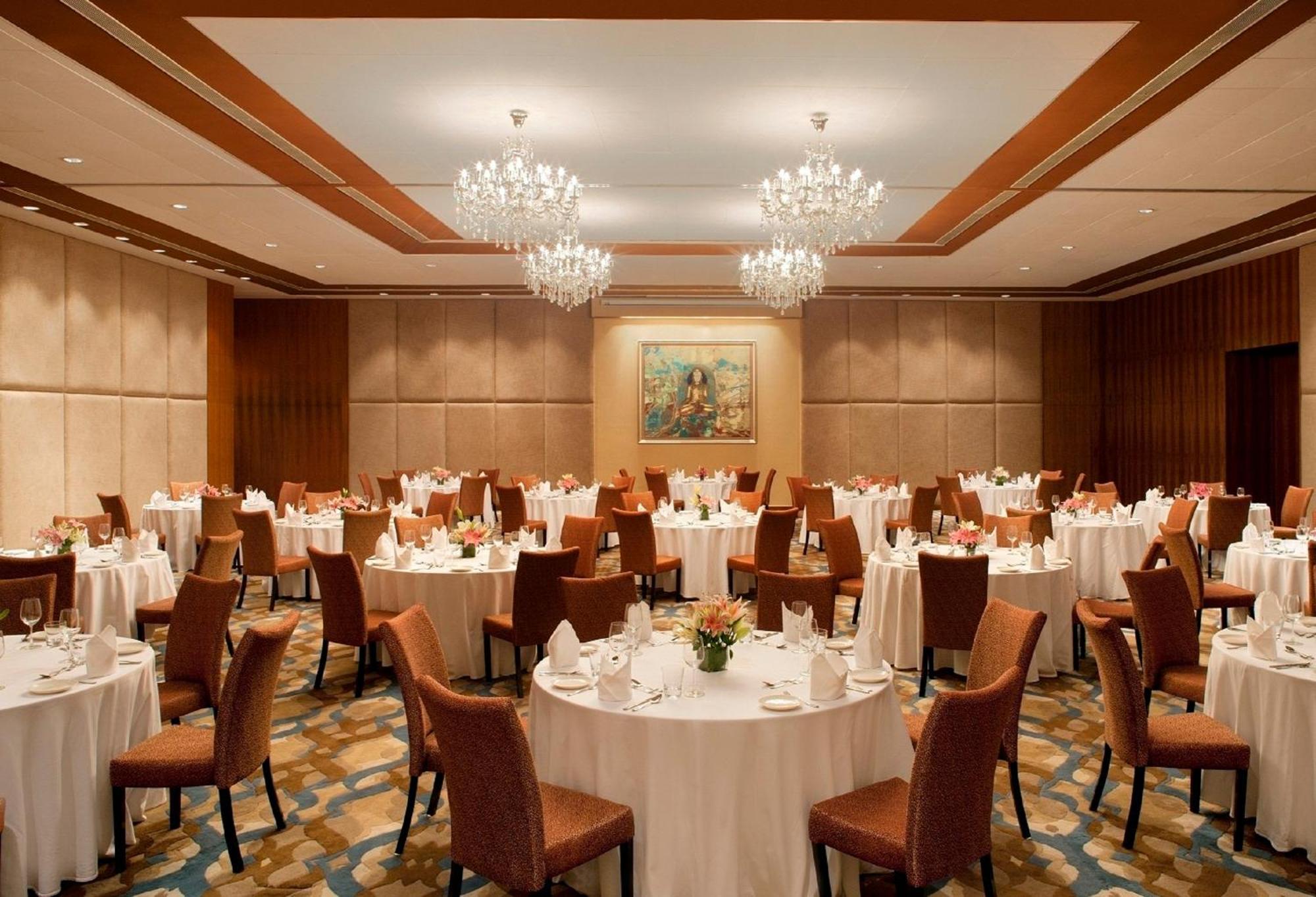 Radisson Blu Plaza Hotel Hyderabad Banjara Hills Restaurant bilde The ballroom