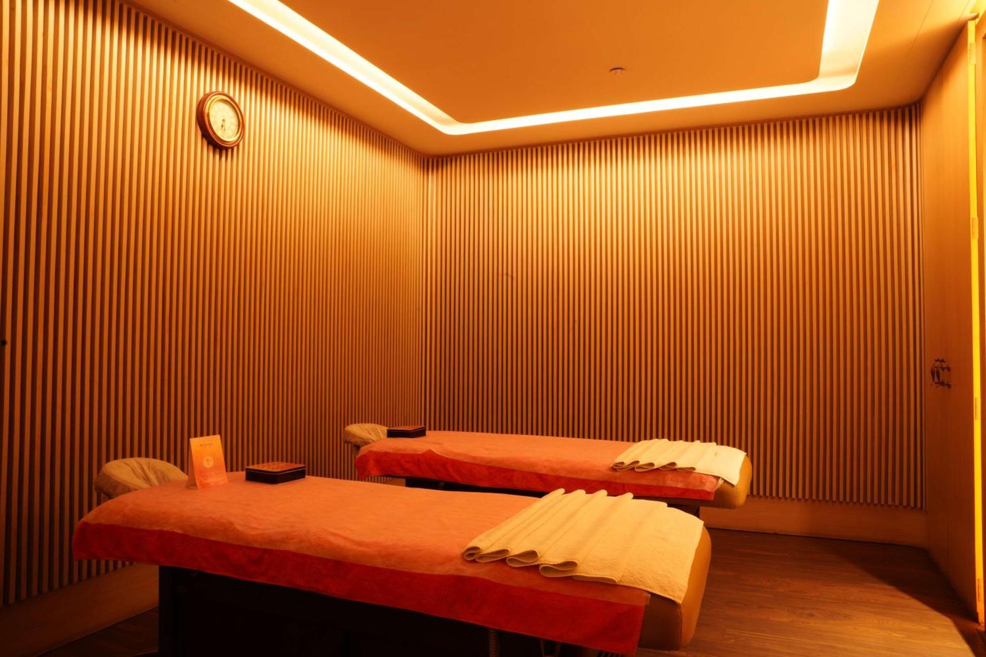 Radisson Blu Plaza Hotel Hyderabad Banjara Hills Eksteriør bilde A massage room at a spa