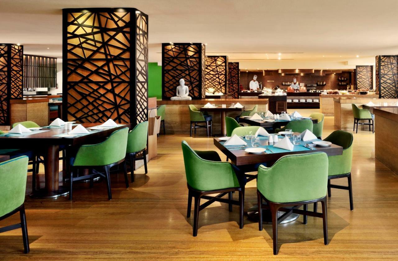 Radisson Blu Plaza Hotel Hyderabad Banjara Hills Eksteriør bilde The restaurant